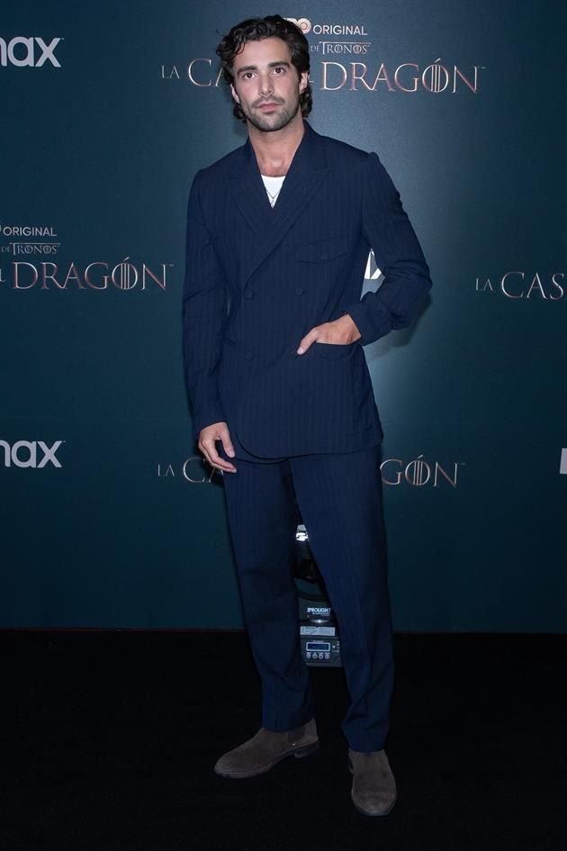 El actor Fabien Frankel, quien encarna al caballero Criston Cole, optó por usar un traje azul.