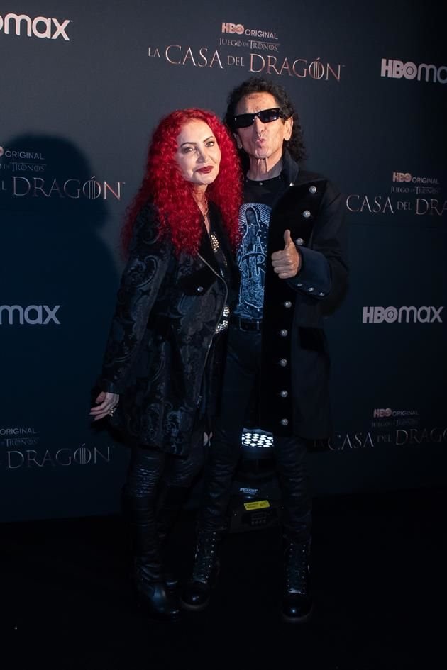 Chela y Alex Lora  también desfilaron por la alfombra de la nueva serie de HBO Max.