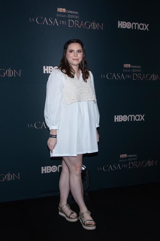 La histrionisa de 'Las Bravas', Paola Cuarón, lució un vestido blanco.