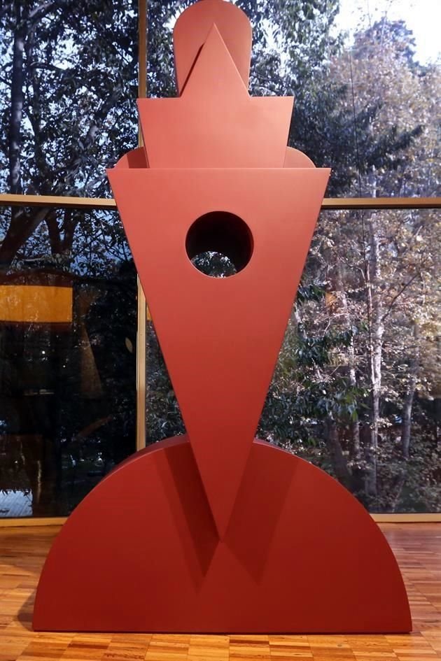 Con una formación estricta, desplegada en cuadrículas y triángulos perfectos, la obra del catalán que haría de México su patria se muestra en correspondencia con su manera de concebir el arte.