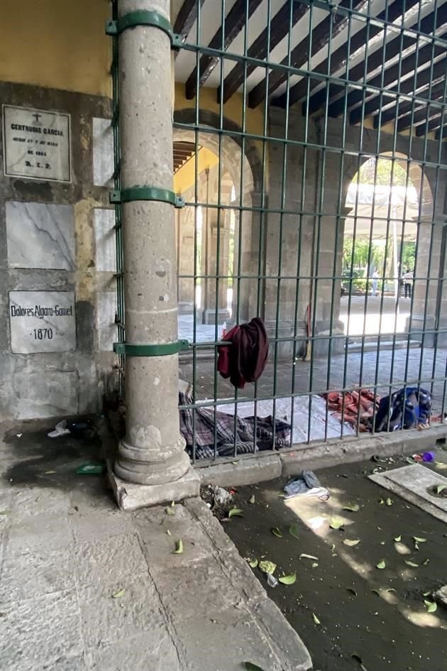 En las áreas que colindan con el exterior es evidente el abandono del recinto funerario enclavado en la colonia Guerrero, en el Centro Histórico.