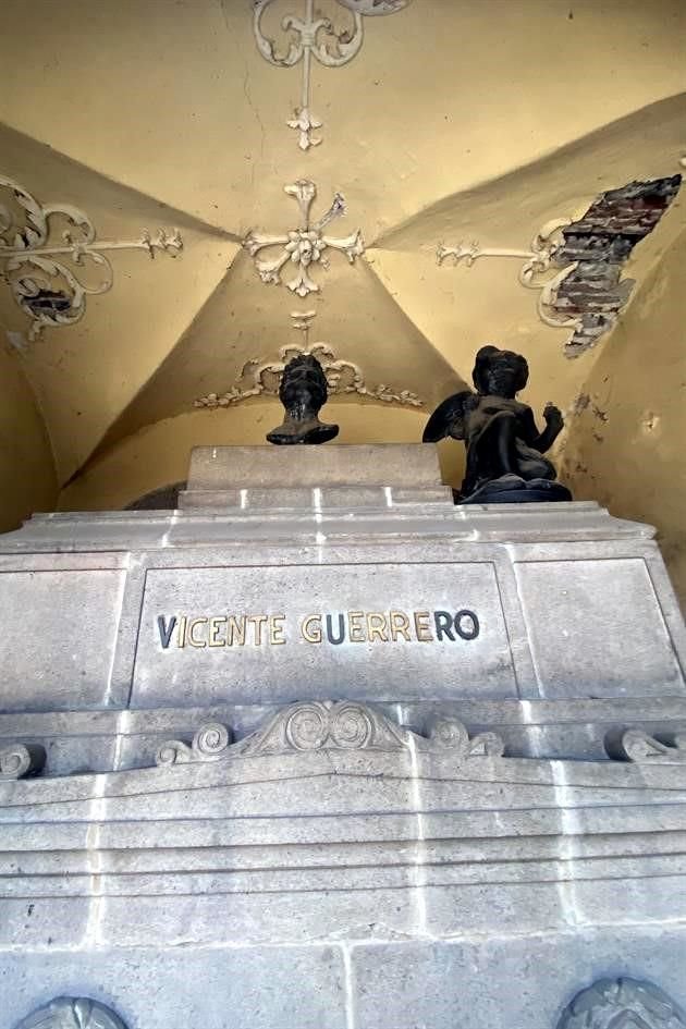 El monumentos a Vicente Guerrero en el Panteón de San Fernando tiene desprendimientos en el techo, busto oxidado y un querubín faltante.