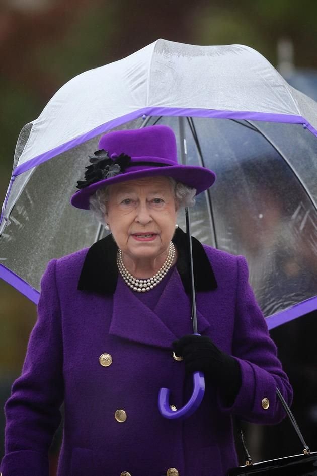 La Reina Isabel II solía combinar la orilla de sus sombrillas con el color de su vestido y abrigo.