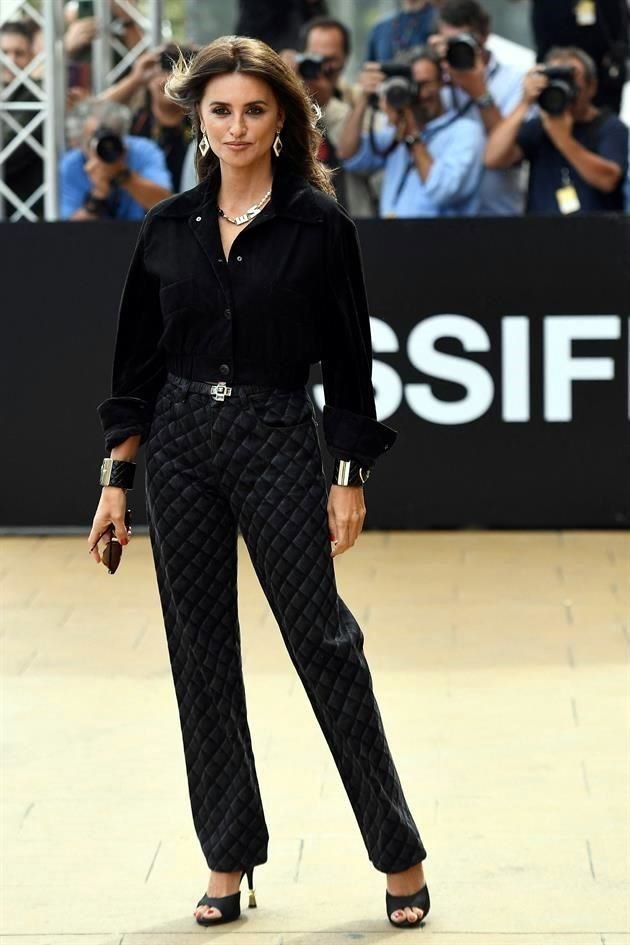 Con este look, acudió Penélope Cruz a la presentación de la cinta 'En Los Márgenes'.