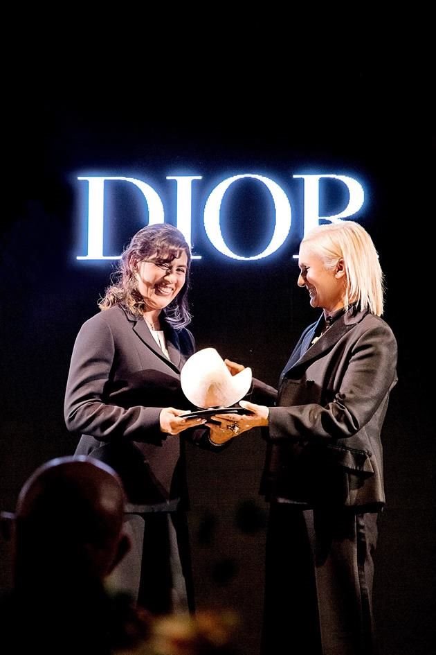 Dio un premio a Patricia Ledesma, directora del Museo del Templo Mayor.