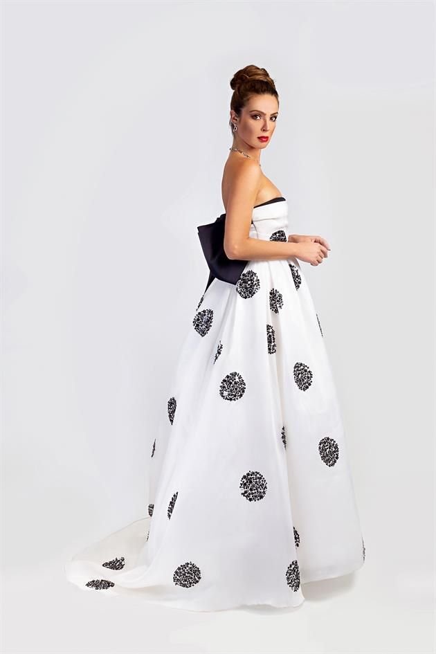 Vestido 'off shoulder' con moño en la espalda y aplicaciones de cuentas que forman una simetría circular al estilo polka dots, de Carolina Herrera.