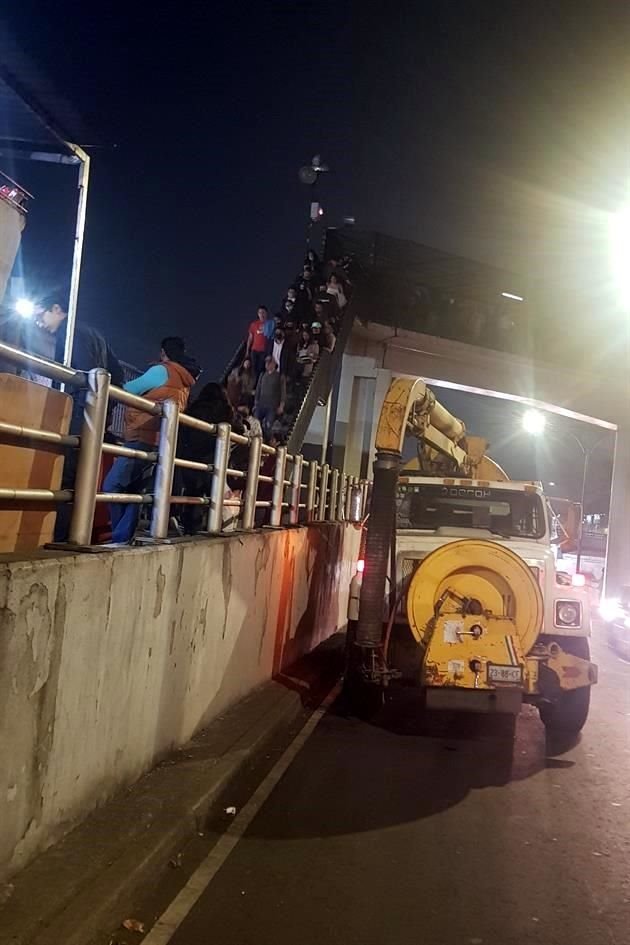 Trabajadores del Sistema de Aguas de la CDMX restauraron las coladeras faltantes sobre la lateral del Viaducto, al cruce con Eje 3 Sur.