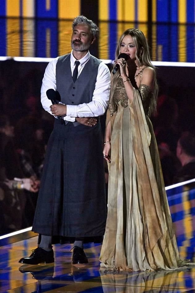 Taika Waititi y la cantante y compositora británica Rita Ora dirigieron el escenario durante los MTV Europe Music Awards 2022.