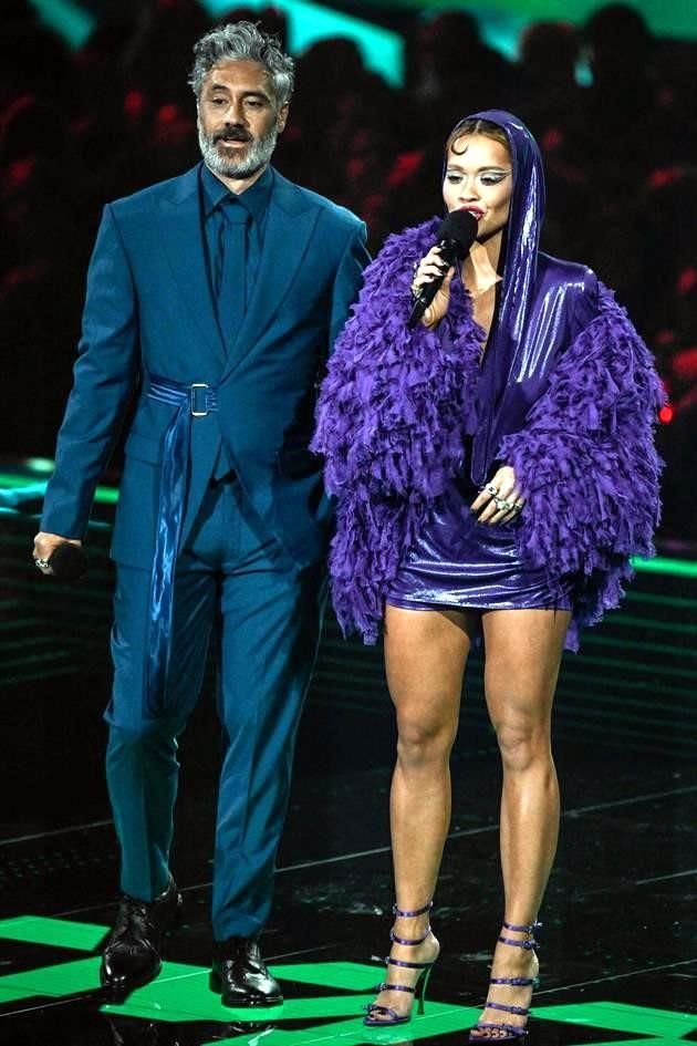 Taika Waititi y Rita Ora lucieron varios cambios de vestuario durante la ceremonia.
