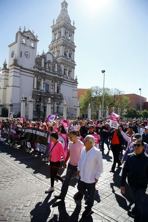 Tras recorrer Zaragoza, el contingente retornó a la Explanada de los Héroes por Zuazua.