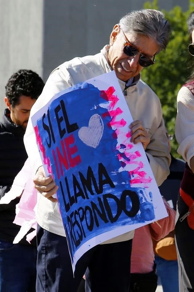 Con pancartas y mensajes, miles de ciudadanos participaron en la marcha en defensa del INE en el Centro de Monterrey.