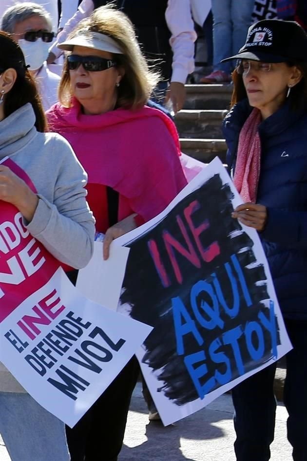 Con pancartas y mensajes, miles de ciudadanos participaron en la marcha en defensa del INE en el Centro de Monterrey.