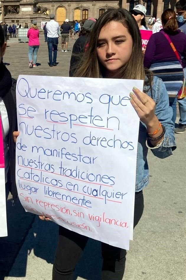 Con pancartas y mensajes, miles de ciudadanos participaron en la marcha en defensa del INE en el Centro de Monterrey.