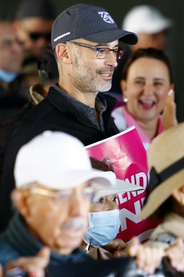 Miguel Treviño, Alcalde de San Pedro, participó ayer en la marcha para defender al INE.