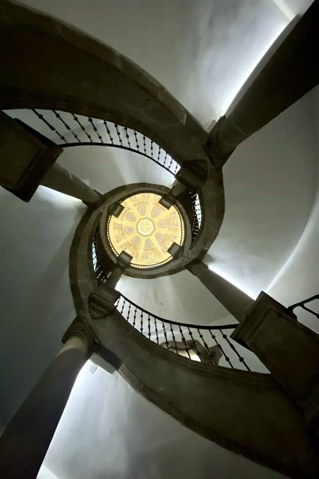 La casa es un alarde de audacia arquitectónica por sus arcos entrelazados en el patio y la escalera doble helicoidal, coronada por una cúpula que irradia luz.