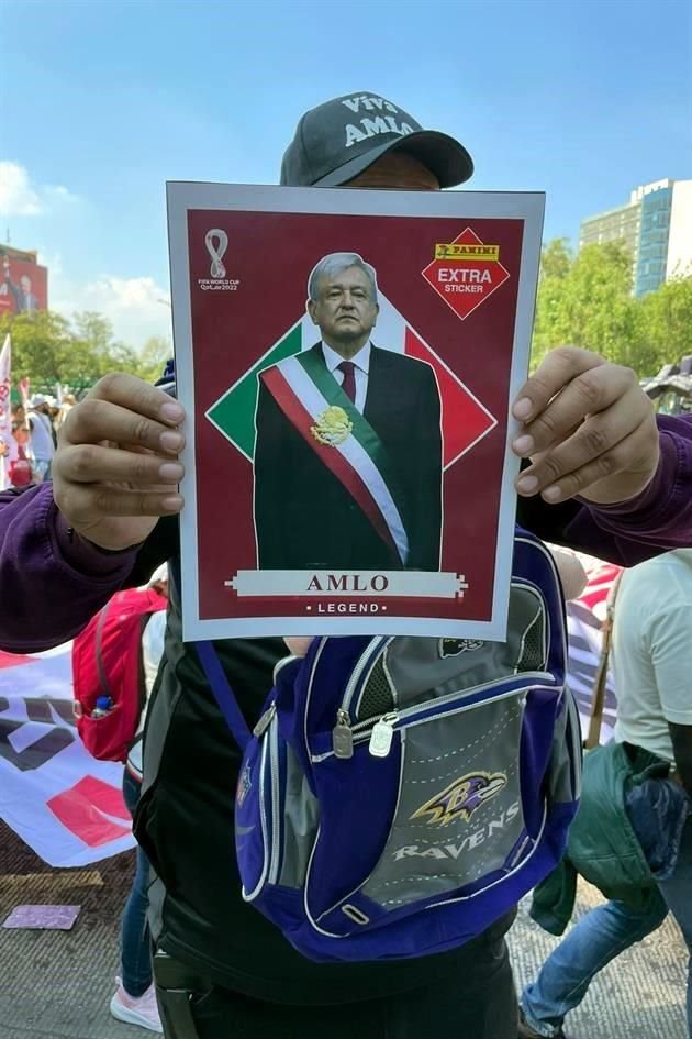 Foto de AMLO en estampita del lbum del Mundial.