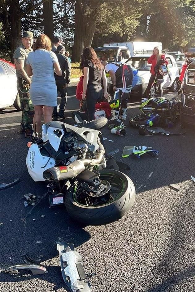 Los motociclistas circulaban por la autopista México-Cuernava, cuando se impactaron contra una camioneta, en la Alcaldía Tlalpan.