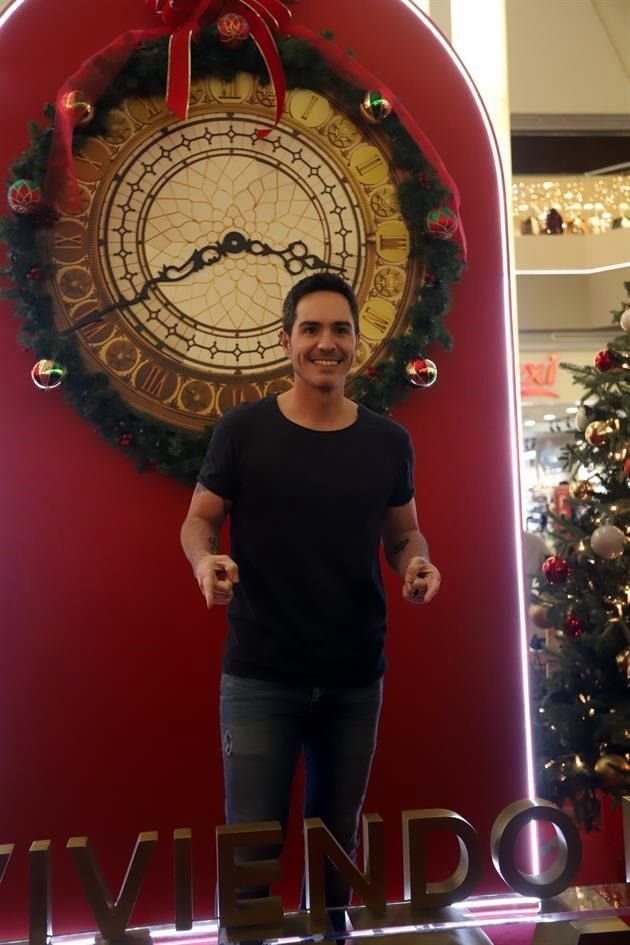 El actor Mauricio Ochmann promociona en la Ciudad la cinta 'Reviviendo la Navidad', que se verá en Netflix.