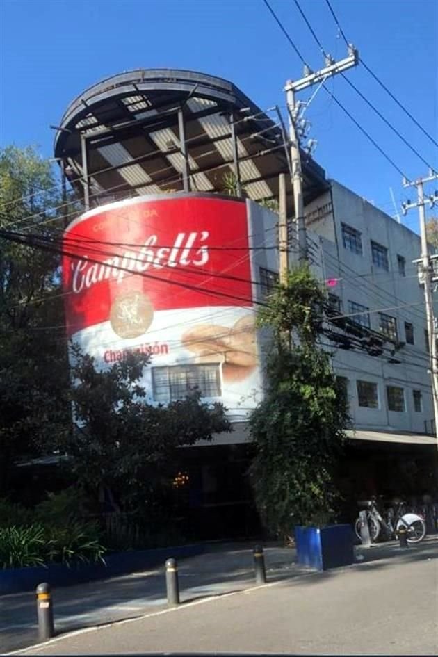 La Seduvi advirtió la colocación de nuevos anuncios espectaculares ilegales en la zona de restaurantes de la Colonia Condesa.