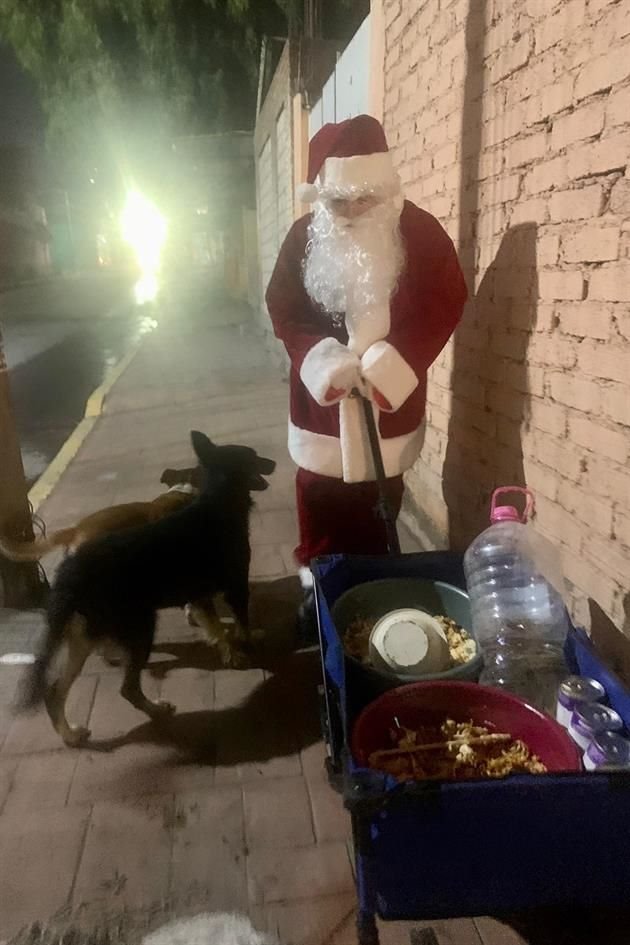 Yadira se vistió de Santa Clos y salió a las calles de Ecatepec, en compañía de su familia, a darle de comer a 70 perros.