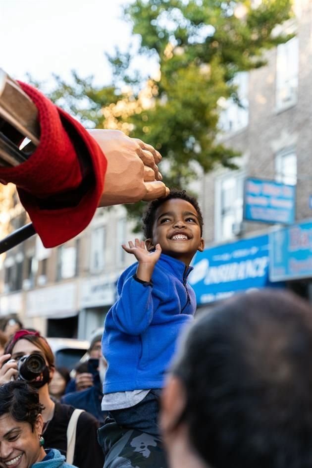 En los sitios que ha recorrido la marioneta de la pequeña Amal ha empatizado con la niñez, como en la ciudad de Nueva York.