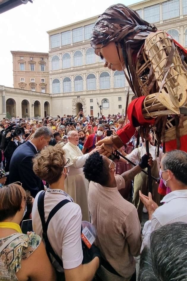 Líderes sociales y personalidades han estrechado también la mano de Amal, en la imagen con el Papa Francisco.