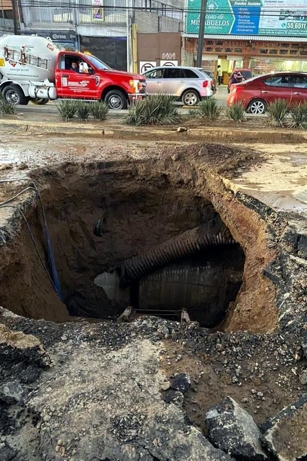 Un socavón se abrió en Avenida Tláhuac, frente a la estación de Metro Zapotitlán; lo que originó la suspensión del servicio de Metrobús.