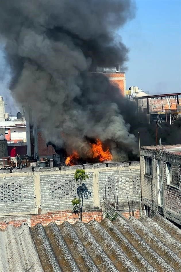 Una casa habitación se incendió luego de se presentara un corto circuito en las calles Rey Tepalcatzin y Totonacas, en la Colonia Ajusco.