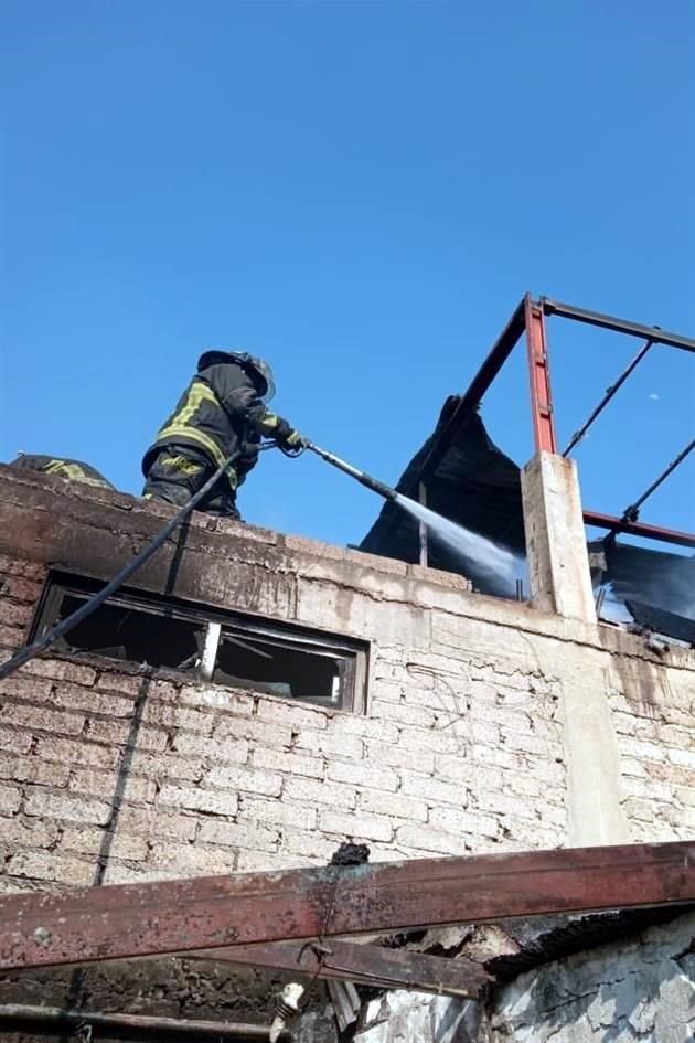 Una casa habitación se incendió luego de se presentara un corto circuito en las calles Rey Tepalcatzin y Totonacas, en la Colonia Ajusco.