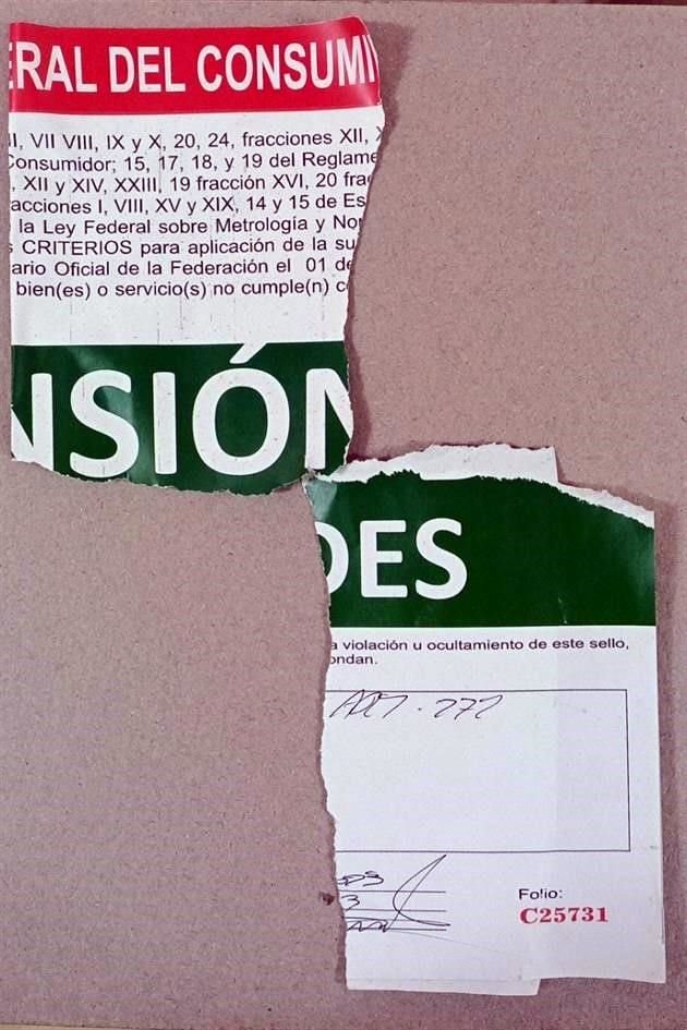 El falso inspector utiliza sellos que aparentan ser de la Profeco, para intimidar a los pequeños negocios