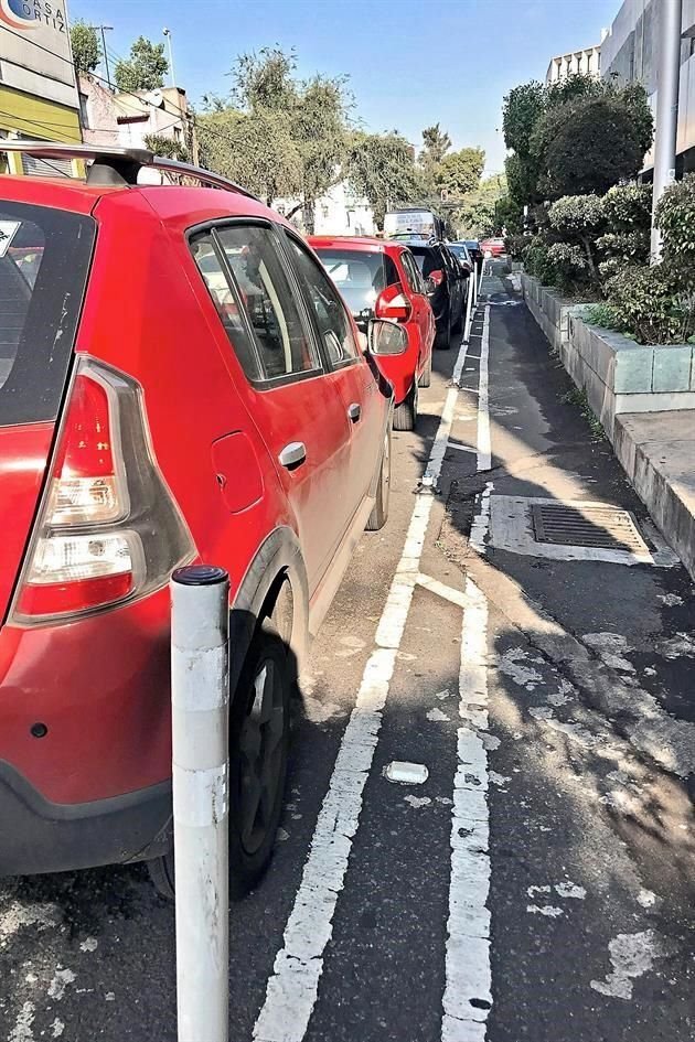 Ciclistas alertan que el ancho de este carril resulta insuficiente y poco seguro.