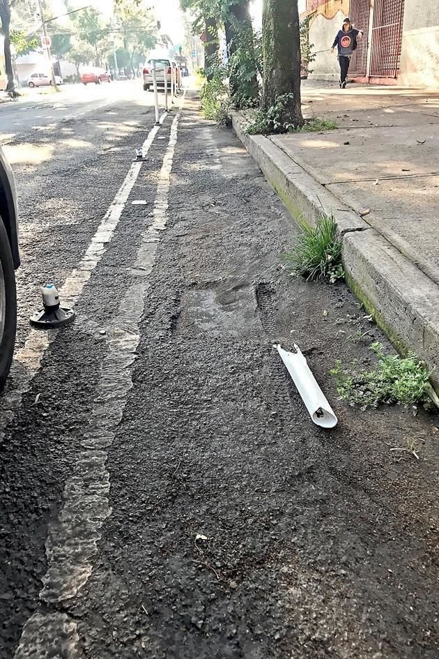 La ciclovía ubicada en Doctor Erazo, Alcaldía Cuauhtémoc, registra baches en su trazo.