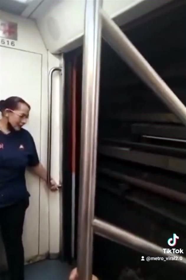 En un video compartido en redes se aprecia el momento en que el conductor informó a los pasajeros del primer vagón que no se recargaran en las puertas, pues se abrían.