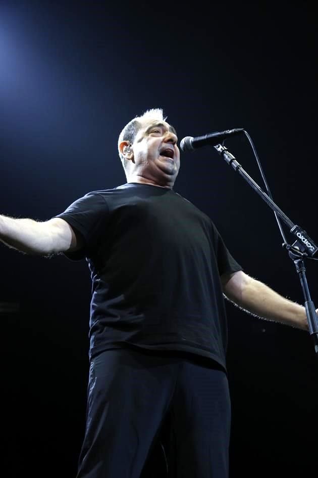 Los Hombres G prendieron a los asistentes con sus éxitos y celebraron 40 años de carrera.