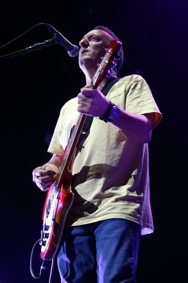 Los Hombres G prendieron a los asistentes con sus éxitos y celebraron 40 años de carrera.