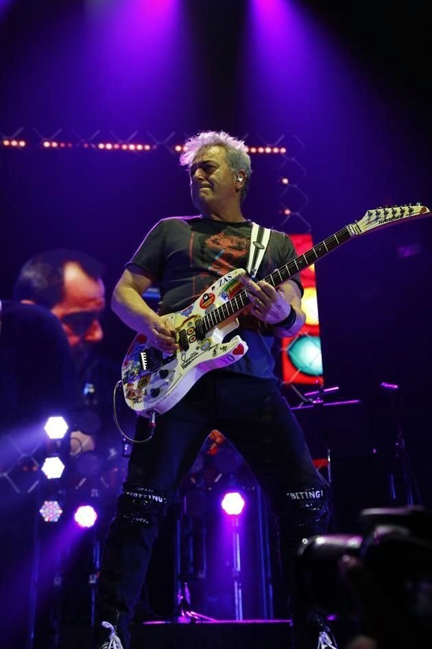 Los Hombres G prendieron a los asistentes con sus éxitos y celebraron 40 años de carrera.