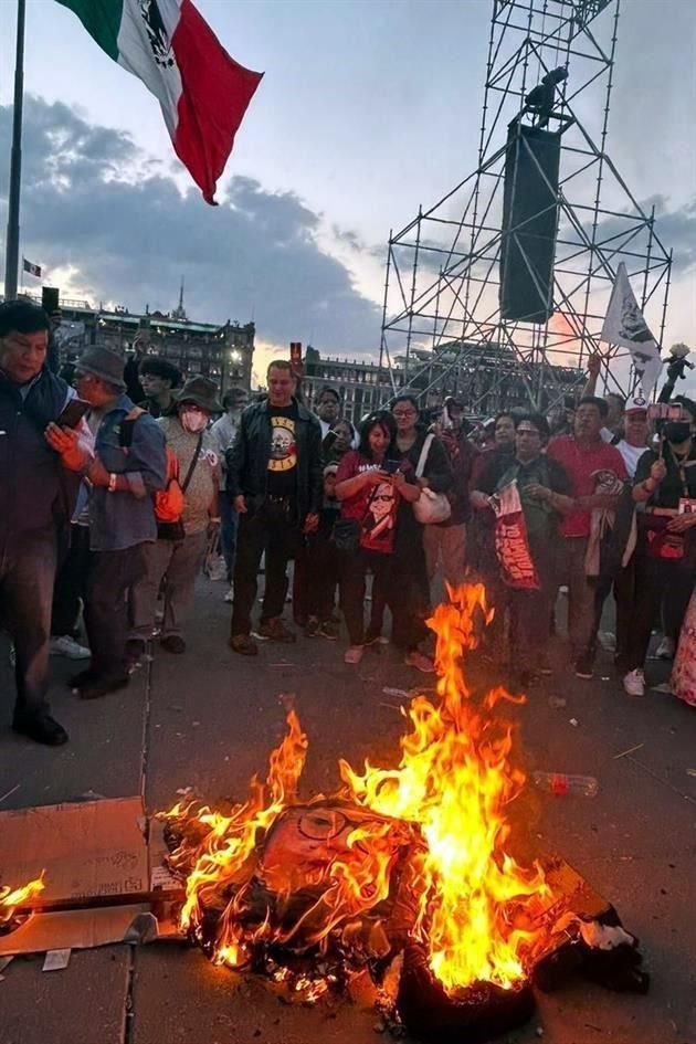 Al finalizar el mitin de AMLO, sus simpatizantes, prendieron fuego a una figura de cartón de la ministra presidenta, Norma Piña.