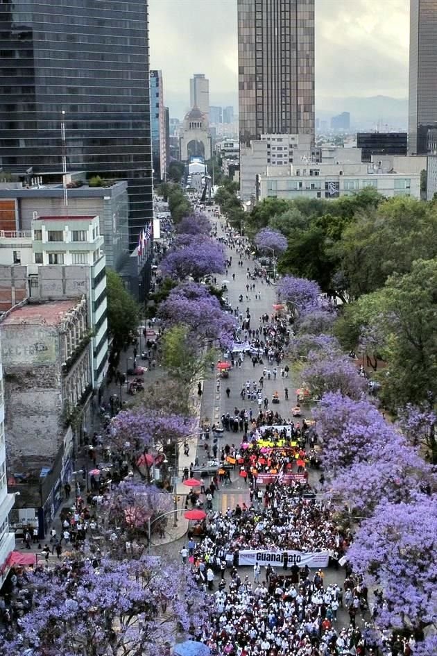 Simpatizantes rumbo al Zócalo de la ciudad.