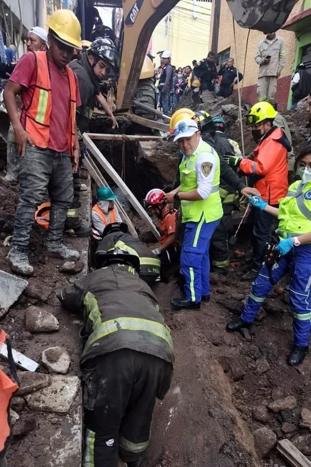 Primeros reportes señalan que dos obreros quedaron atrapados dentro de una zanja, como parte de trabajos de drenaje, en la Alcaldía Álvaro Obregón.