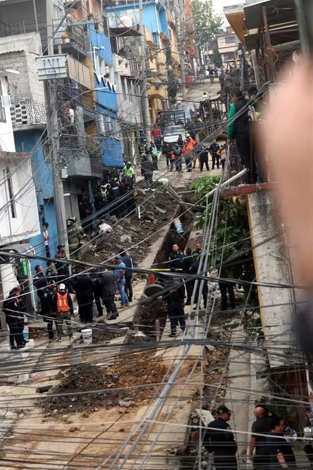 Primeros reportes señalan que dos obreros quedaron atrapados dentro de una zanja, como parte de trabajos de drenaje, en la Alcaldía Álvaro Obregón.