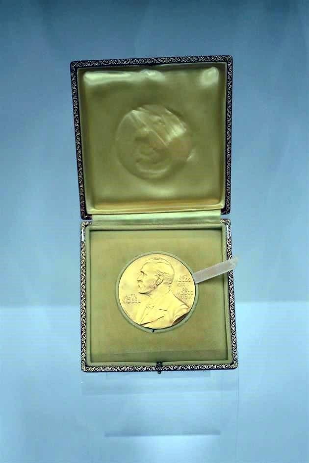 La medalla del Premio Nobel de Literatura, otorgado al poeta Octavio Paz en 1990, es parte de los objetos que se exhiben.