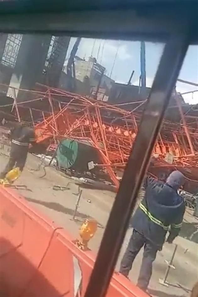 Usuarios de redes sociales reportaron la caída de una estructura en en los trabajos de reconstrucción de la Línea 12 del Metro.