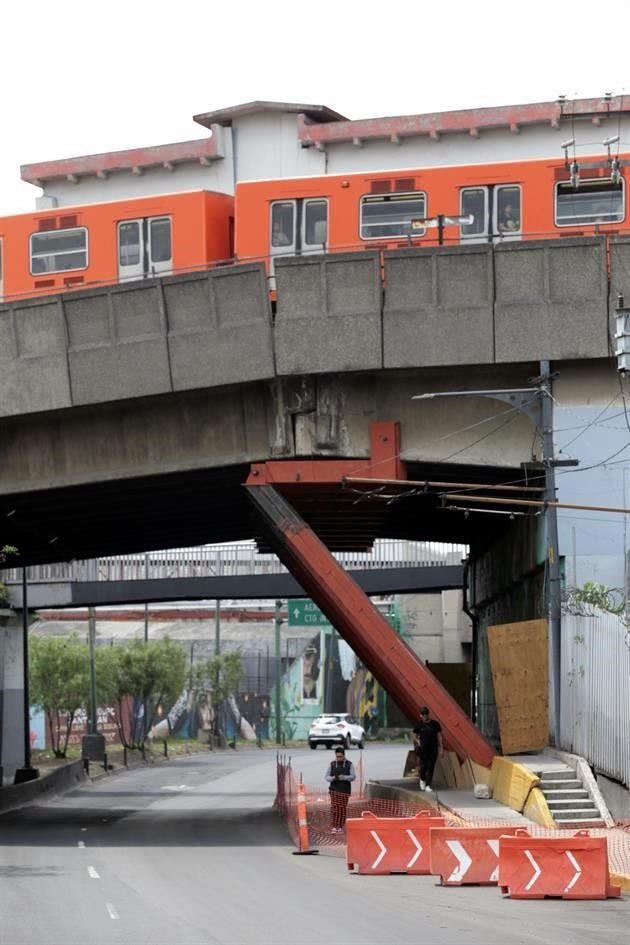 Para reforzar el tramo elevado de la Lnea 9 del Metro, el Gobierno Capitalino coloc trabes en la vialidad.