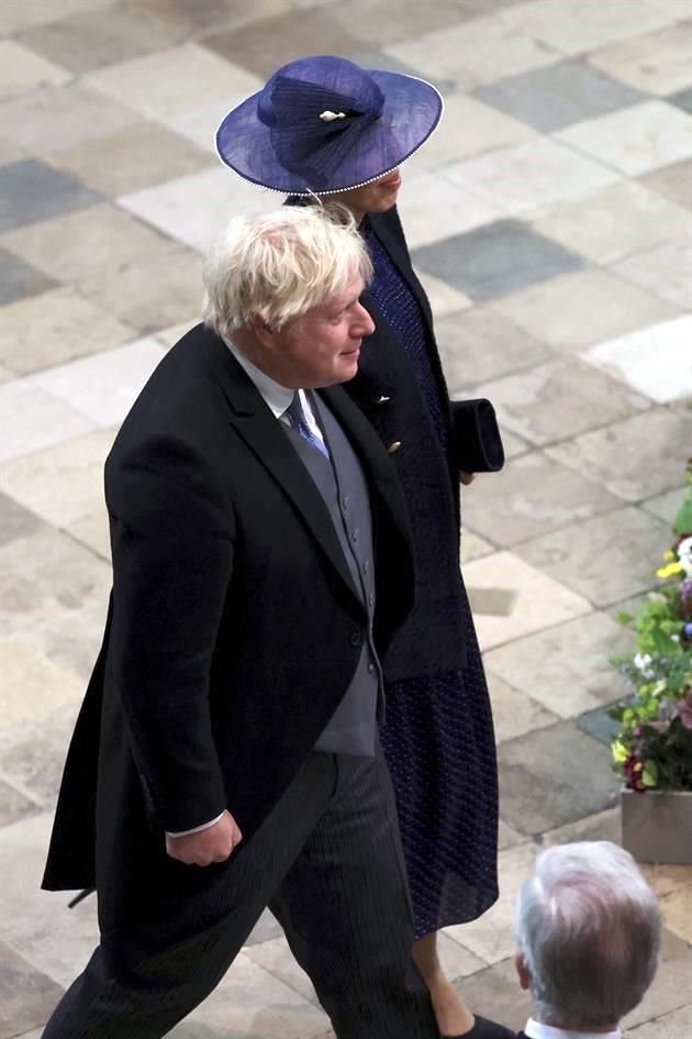 El ex Primer Ministro Boris Johnson asiste a la ceremonia de coronación del rey Carlos III.