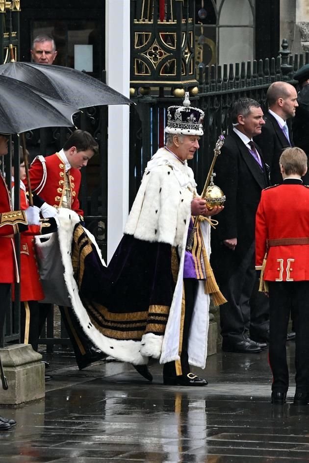 El Rey Carlos III salió así de la Abadía, rumbo al Palacio de Buckingham.