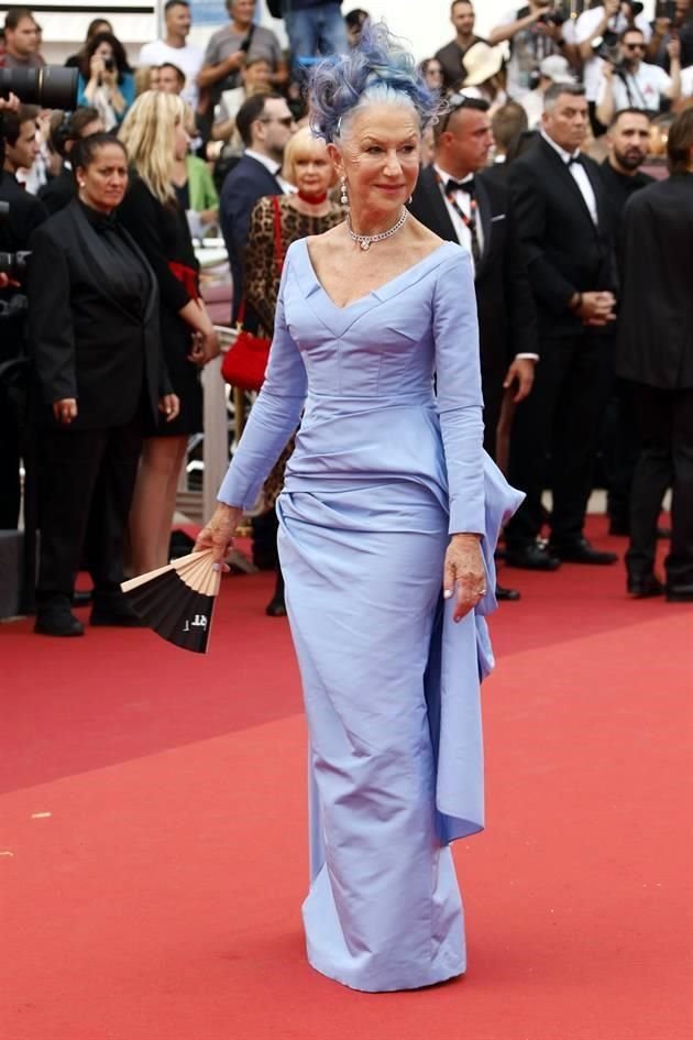 Helen Mirren cautivó en tono lila, de pies a cabeza con vestido de la firma milanesa Del Core.