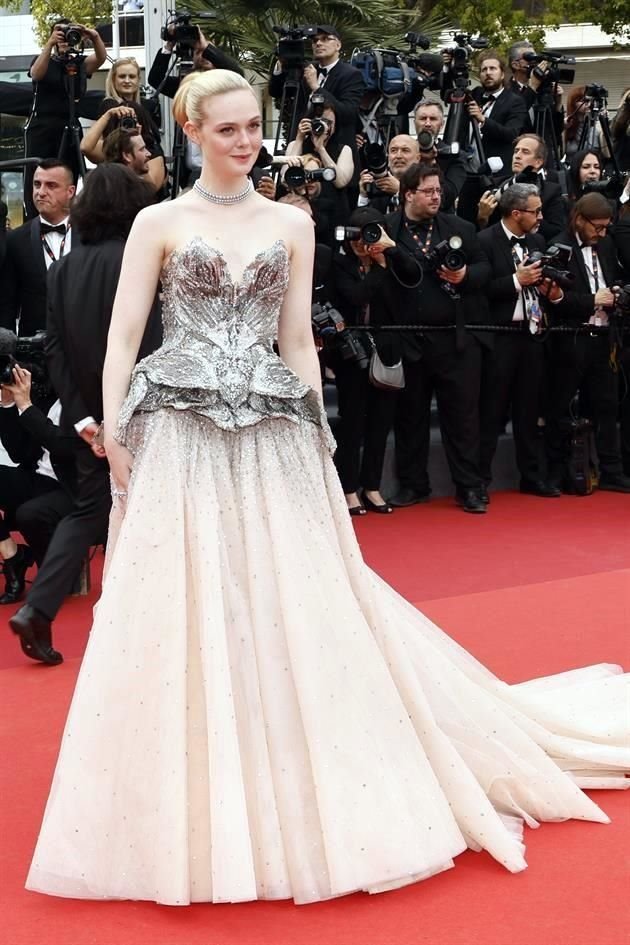 Elle Fanning portó un vestido con corsé bordado en plata y amplia falda con pedrería, de Alexander McQueen y joyas de Cartier.