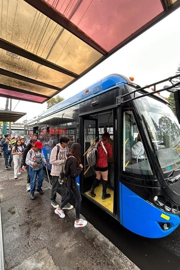 Unidades del Trolebús dan el servicio emergente debido a que el Tren Ligero suspendió operaciones de Taxqueña al Estadio Azteca.