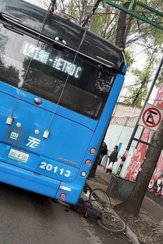 Un ciclista murió atropellado por un trolebús, en la Colonia Obrera; el conductor de la unidad fue puesto a disposición de las autoridades.