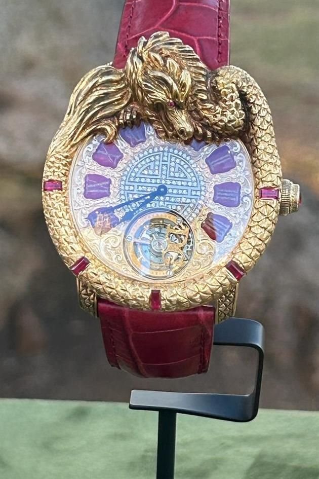 Collares, pulseras, broches, aretes y relojes... todos dispuestos al atardecer en el bello campo italiano.